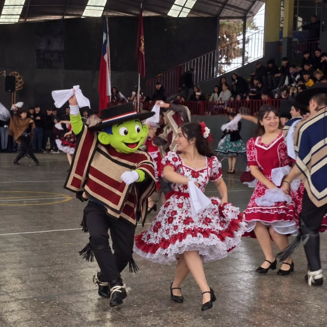 Disfracito en la competencia de cueca de su colegio . Ama bailar lo dió todo💪 🇨🇱