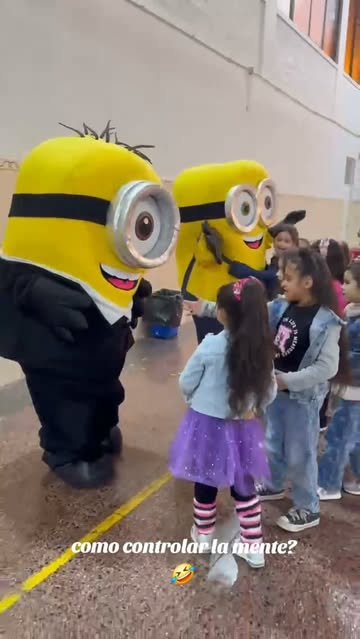 🤣 ¡Fuera el estrés, fuera el estrés... a las 3! 🎉💛 Si hasta los Minions saben que la mejor forma de alegrar el día es repartiendo risas y abrazos. 🫶🏻✨ ¿Buscas a los Minions para sorprender en un cumpleaños o celebración? ¡Obvio que los encuentras en DisfracesParaTi.cl! 💙💚 🎈 Arrienda tu personaje favorito y reserva con anticipación. 🎁 ¡Para el Día del Niño aún nos quedan personajes disponibles!