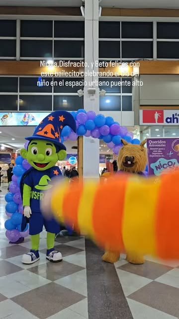 Disfracito, Nicola y Pepo se tomaron Espacio Urbano 💚💙✨ Baile, risas y mucha energía junto a grandes y pequeños 🥳 Porque la magia no tiene edad… ¡los papás también disfrutaron como niños! 😂💃🕺 ¿Con cuál de los tres te sacarías una foto? 👀📸 #Disfracito #DisfracesParaTi #EspacioUrbano #Corporeos #DiaDelNiño DiversionEnFamilia EventosChile PuenteAlto