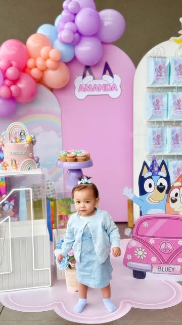 Este es un pequeño resumen de lo que fue el cumple 1 de Amanda ✨🩵 Gracias a todos los que nos acompañaron en este día tan especial para nosotros y gracias a todos los que lo hicieron realidad! No queríamos dejar pasar un recuerdo tan bonito como es el primer cumpleaños entonces sus tías, sus abuelos y todos dijimos manos a la obra 🙂‍↔️ se lograron los objetivos, Amanda estaba feliz 🫂 Decoración @somoscattleyadeluxe ✨ Animación y pinta caritas @funtasty.cl ✨ Plaza blanda @pequelandia.cl ✨ Torta @dulcesantojos_cl ✨ Corpóreo de bluey hermoso @disfracesparati ✨ #bluey #blueyparty #cumpleañosfeliz #reels #fyp