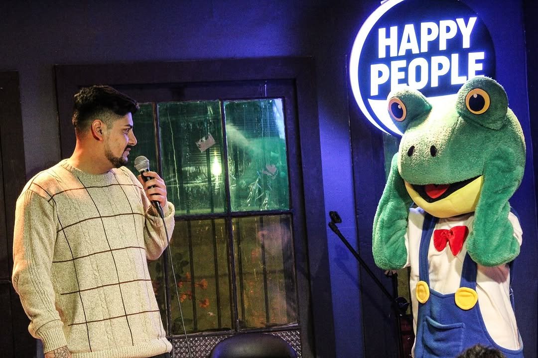 El alma de la fiesta! 🐸✨ Un agradecimiento enorme a nuestros amigos de @disfracesparati por este increíble corpóreo de 🐸 Se robó todas las miradas, los abrazos y las sonrisas🤭 ¡Gracias por acompañarnos! 🙌🏼 PRÓXIMO EVENTO❗️ 📅Sábado 17 de octubre 🕗 20:00hrs 📍 @happypeopleoficial - Providencia 🎟️Entradas en @goldenticketchile #gutigutierrez #disfraces #standup #corpóreo #humor