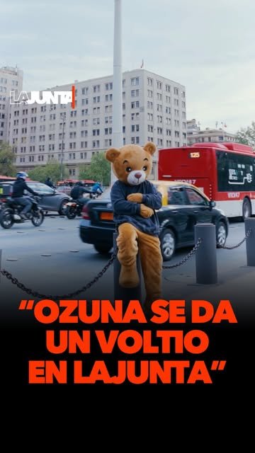 Nos contaron que el Osito de Ozuna andaría por Santiago así que lo invitamos de una pa la High House 🇵🇷🇨🇱Esta noche: El negrito de ojos claros llega directo a nuestra casa en la previa de su show en Chile 🐻🔥 Y esta vez LaJunta es distinta: por primera vez en la historia del canal, prendemos EN VIVO 👀 Así que ya saben: prepárate y avísale a tu amigo que el panorama para seguir bailando es hoy a las 21:00 hrs. en nuestro canal de YouTube. Ozuna en LaJunta. EN VIVO. Activa el recordatorio 🐻♥️ Dirección y montaje: @3skribano Cámara y postproducción: @nicormt Osito: @marcoantoniodiaz Diafraz: @disfracesparati