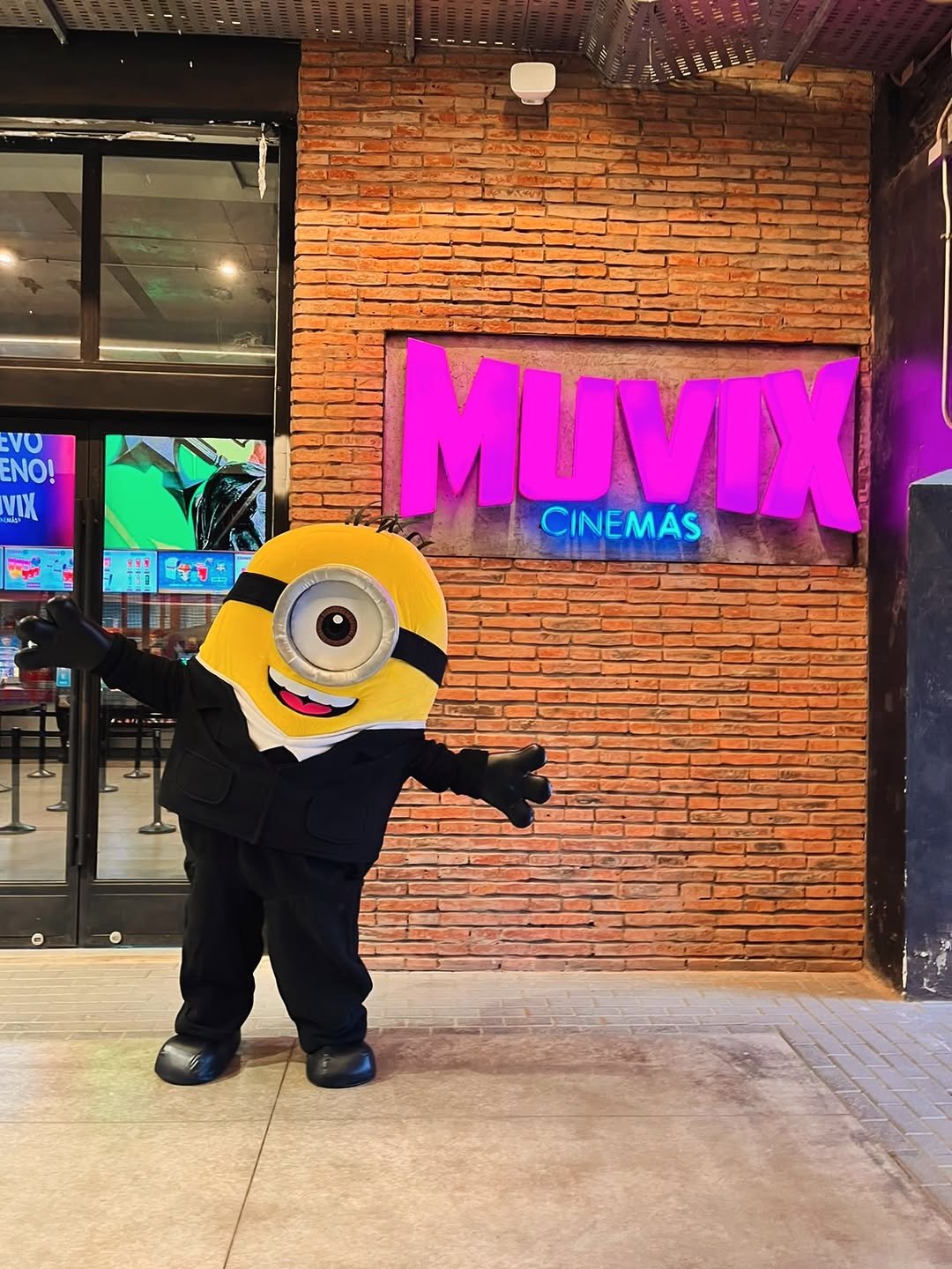 ¡Nos vemos hoy desde las 16:30 hrs con un amiguito🍌😎 en #MuvixSantiago @lafabricapatiooutlet ! (👀 #MuvixTalca también recibirá una visita hoy… )
